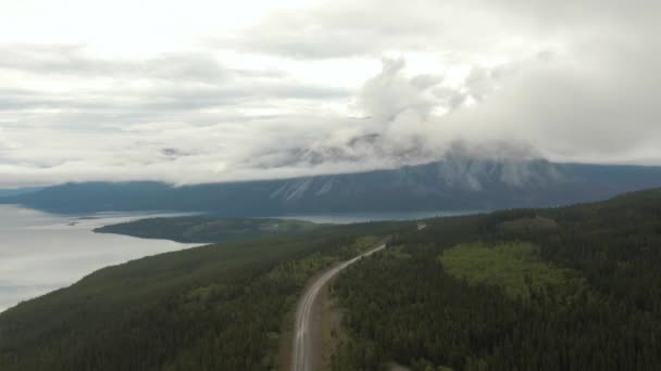 Vacker utsikt över vägen vid den natursköna sjön — Stockvideo