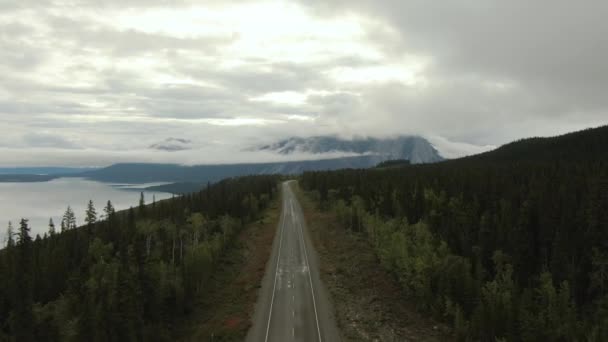 Vacker utsikt över vägen vid den natursköna sjön — Stockvideo