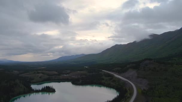 Blick von oben auf friedliche Seen und malerische Straßen — Stockvideo