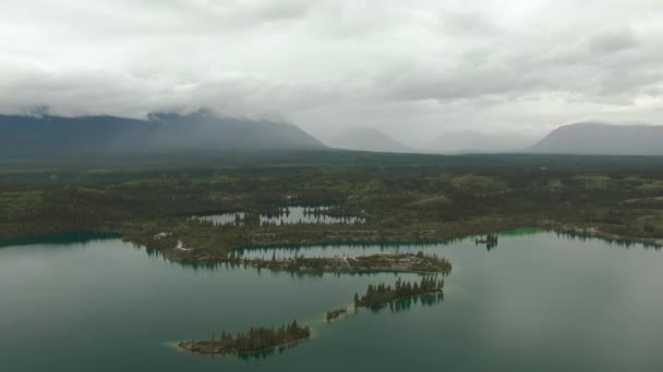 Gyönyörű kilátás nyílik a Scenic Lake, szigetek és erdő — Stock videók