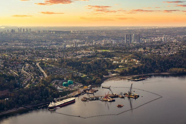 Flygfoto över oljeraffinaderiindustrin i Port Moody — Stockfoto