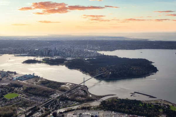 Вид с воздуха на мост Льва Гейта, Стэнли-парк и Ванкувер — стоковое фото
