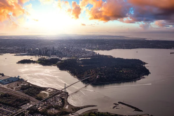 Schöne Luftaufnahme der Lions Gate Bridge, Stanley Park und Vancouver — Stockfoto