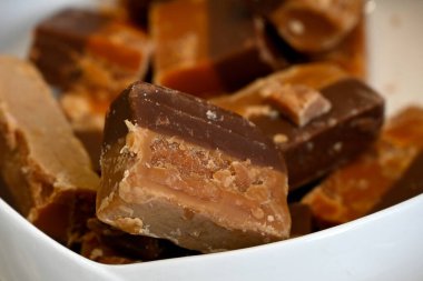 Bir gıda pazarındaki şekerleme tezgahında çikolatalı portakallı şekerlemenin yakın çekimi.