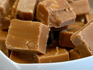 Bir gıda pazarındaki şekerleme tezgahının üzerindeki kremalı şekerleme parçalarının yakınına.