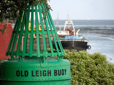 SOUTHEND-ON-SEA, ESSEX, İngiltere - 3 Temmuz 2018: Arka planda balıkçı teknesi olan Eski Leigh Şamandırası