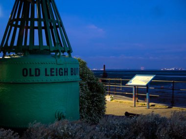GÜNEY-ON-SEA, ESSEX, İngiltere - 03 Temmuz 2018: Arka planda balıkçı teknesi olan Eski Leigh Şamandırası