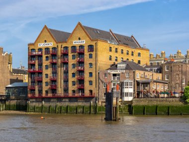 LONDON, İngiltere - 4 Temmuz 2018: The Captain Kidd Pub St John 's Whapping' in yanında Thames Nehri 'nden görünen