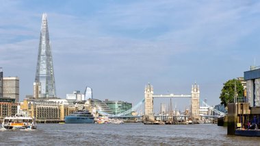 LONDON, UK - 04 Temmuz 2018: Thames nehri boyunca Butlers Rıhtımı 'ndan Tower Bridge ve Skyline' daki Çömlek 'e bakın