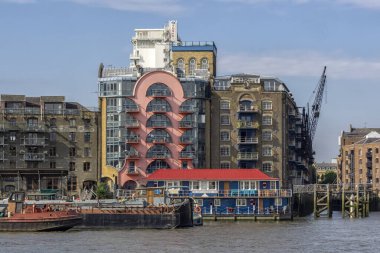 LONDON, UK - 4 Temmuz 2018: Thames Nehri 'ndeki China Wharf' a demirlemiş Harpy Houseboat