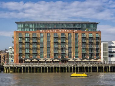 LONDON, UK - 4 Temmuz 2018: Butlers Wharf binası, Thames Nehri 'nden bakıldığında dükkan ve konutlara dönüştürüldü