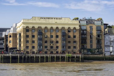 LONDON, UK - 4 Temmuz 2018: Pickford 's Wharf Building ve Old Thameside Inn tabelasıyla Thames Nehri' nden görüldü