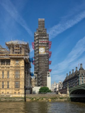 LONDON, İngiltere - 4 Temmuz 2018: The Elizabeth Tower (Big Ben) restorasyon sırasında Thames Nehri 'nde görüldüğü gibi iskeleyle kaplıydı