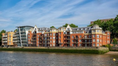 LONDON, İngiltere - 4 Temmuz 2018: Pimlico 'daki Riverside Apartmanı Thames Nehri' nden görüldü