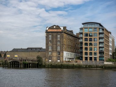 LONDON, UK - 4 Temmuz 2018: Thames Nehri 'nden görünen modern apartmanın yanındaki Chelsea Wharf' taki eski depo binası