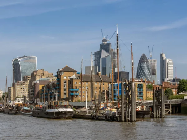 LONDON, İngiltere - 04 Temmuz 2018 Londra Şehri Thames Nehri üzerinde doğudan görüldü