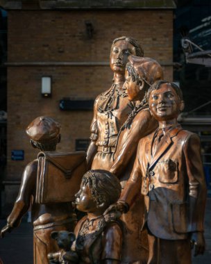 LONDON, İngiltere - 08 Temmuz 2018: Liverpool Caddesi İstasyonu 'ndaki Frank Meisler' in Kindertransport heykeli