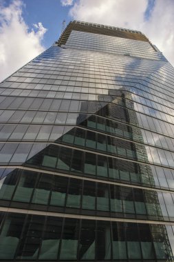 LONDON, İngiltere - 08 Temmuz 2018: Herm Tower 'ın yansıması ile inşa halindeki 100 Bishopsgate Kulesinin görüntüsü