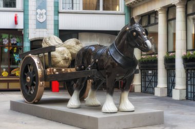 LONDON, İngiltere - 08 Temmuz 2018: The Sarah Lucas heykeli 