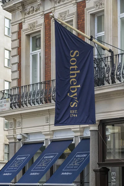 LONDON, UK - 08 Temmuz 2018: New Bond Caddesi 'ndeki Sotherby Müzayede Evi' nin önündeki tabelalar