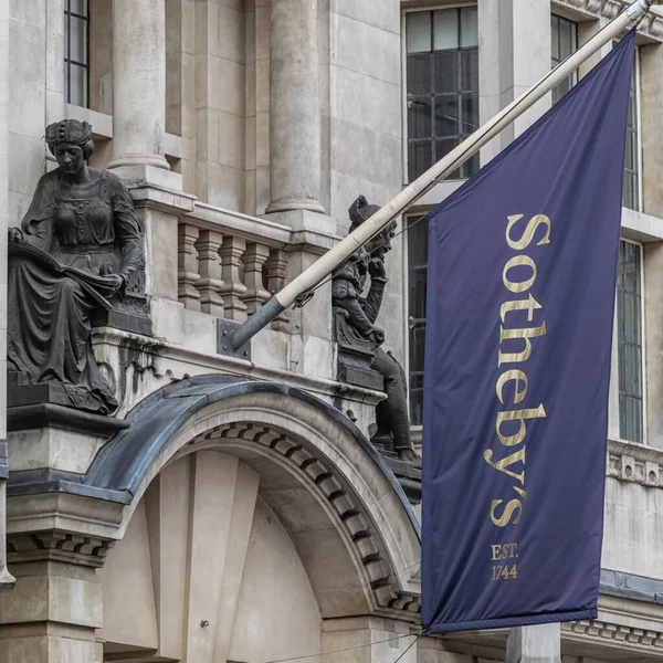 LONDON, UK - 08 Temmuz 2018 Bethnal Green gaz tutucusu Bethnal Green 'deki Regent Kanalı' nda dar bir teknede görüldü.