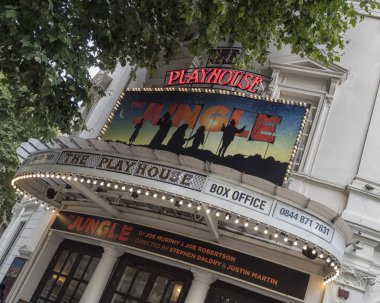 Londra, İngiltere - 21 Temmuz 2018 Northumberland Bulvarı 'ndaki Playhouse tiyatrosunun yukarısında' Jungle 'adlı bir posterle imzalayın.