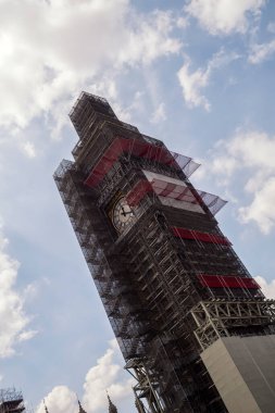 LONDON, İngiltere - 21 Temmuz 2018: Londra 'nın merkezinde yapı iskelesi ile kaplı ve yenilenmekte olan bina