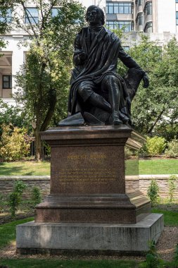LONDON, İngiltere - 21 Temmuz 2018: Victoria Embankment Gardens 'ta Robert Burns' ün (Sir John Steell 'in) heykeli