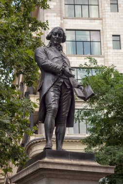 LONDON, İngiltere - 21 Temmuz 2018 Victoria Embankment Gardens 'ta Robert Raikes' in heykeli