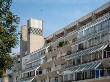 LONDON, İngiltere - 26 Temmuz 2018: Brunswick Merkezi 'nin dış görünümü (Patrick Hodgkinson tarafından tasarlandı). Bernard Caddesi 'nde bir konut ve alışveriş merkezi.