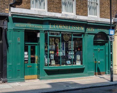 LONDON, İngiltere - 26 Temmuz 2018: Great Russel Caddesi 'ndeki L. Cornelissen ve Oğul Sanat Tedarik Dükkanı' nın dış görünümü 