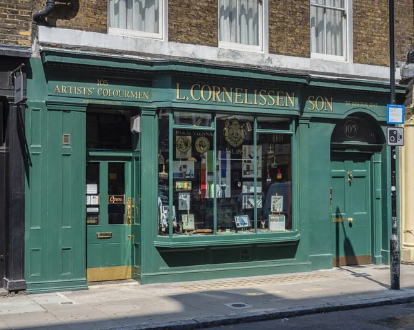LONDON, İngiltere - 26 Temmuz 2018: Great Russel Caddesi 'ndeki L. Cornelissen ve Oğul Sanat Tedarik Dükkanı' nın dış görünümü 