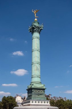 PARIS, FRANCE - AUGust 02, 2018: 1830 tarihli Place de la Bastille Meydanı 'ndaki Kolon Anıtı (Colonne de Juillet)
