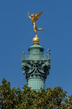 PARIS, FRANCE - 02 AĞUSTOS 2018: 1830 tarihli Place de la Bastille devriminin anısına yapılan Colonne de Juillet 'in tepesindeki Özgürlük Heykeli