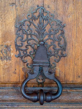 PARIS, FRANCE - 02 Ağustos 2018: Place des Vosges 'deki süslü demir kapı tokmağı