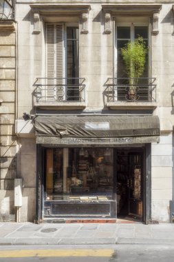 PARIS, FRANCE - AĞUSTOS 02, 2018: Marais Bölgesindeki Geleneksel Kitapçı