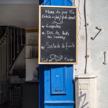 PARIS, FRANCE - 02 AĞUSTOS 2018: Restoranın dışındaki Fransız menü kara tahtası