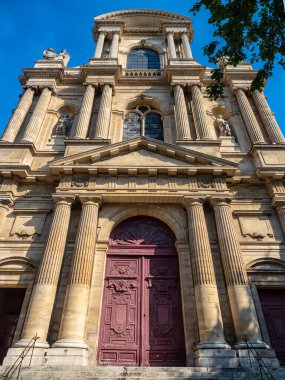 PARIS, FRANCE -AĞUSTOS 02, 2018: Marais bölgesindeki Saint-Gervais Kilisesi 'nin ön cephesi