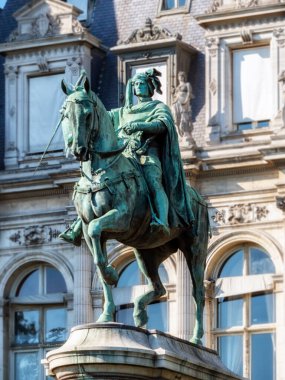 PARIS, FRANCE - 02 AĞUSTOS 2018: Quai de l 'Hotel de ville' deki Etienne Marcel 'in Binicilik Heykeli