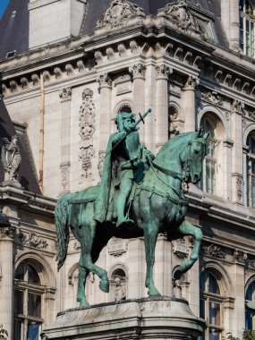 PARIS, FRANCE - 02 AĞUSTOS 2018: Seine nehri üzerindeki Htel de Ville binasının dış görünüşü