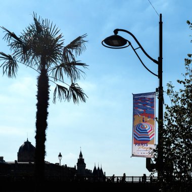 PARIS, FRANCE - Ağustos 02, 2018 Yaz mevsiminde Seine nehri boyunca geçici plaj (Plage) imzası