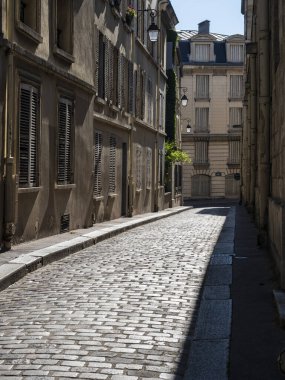 PARIS, FRANCE - 4 AĞUSTOS 2018 Latin Mahallesi 'ndeki sessiz bir kaldırım kenarı boyunca görüntüle