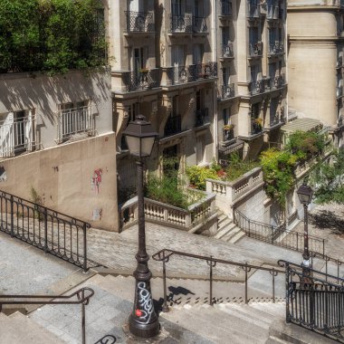 PARIS, FRANCE - 4 AĞUSTOS 2018 Montmartre 'deki Rue du Mont Cenis Merdivenleri' ne bakın.