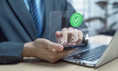 Modern iş ve alışveriş çözümleri için elektronik ticaret dijital finans ve finans teknolojisini temsil eden mobil bankacılık ve finansal işlemler için cep telefonu kullanan bir işadamı