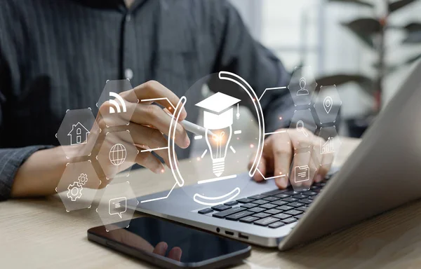 İşadamlarının dijital ekran üzerine sanal derslere katıldığı e-öğrenme ve çevrimiçi eğitim kavramı, iş geliştirme becerisi geliştirme ve öğrenme yönetimi için İnternet teknolojisinin sergilenmesi.