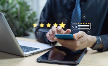 Uygulamada müşteri derecelendirme deneyimi olan çevrimiçi müşteri memnuniyeti anketi konsepti, kalite ve iş itibarı sıralaması için beş yıldızlı geri bildirim değerlendirmeleri sunar.
