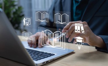 Bilgisayarı ve sanal e-kitap simgelerini kullanan, dijital kütüphaneye, çevrimiçi bilgi tabanına, internet kurslarına ve webinar teknolojisine erişen kişi ile e-kütüphane ve e-öğrenme kavramı