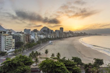 Güzel peyzaj üzerinde Leblon Plajı dağcılık sunrise Rio de Janeiro, Brezilya