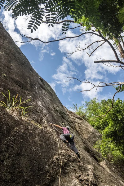 Rio de Janeiro, Brezilya için orman kayalık duvarındaki adam dağcılık