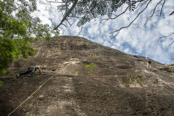 Kvinna Bergsklättring Skog Steniga Vägg Rio Janeiro Brasilien — Stockfoto